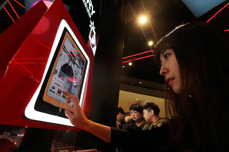 06-VCG1111921122762019年2月17日，天津，市民在“虚拟试妆”台前操作平板电脑。