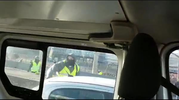 法国黄背心抗议者又砸警车，逼哭女警