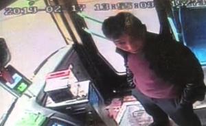 鄂州一男子与公交车司机持续口角被同车乘客踹飞，警方调查