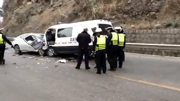 轿车与运钞车相撞1死7伤，押运员被困