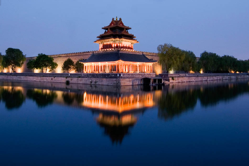 4168898280862602452008年5月10日，北京故宫角楼夜景。Night view of an Angle Tower and the moat in the Palace Museum, also known as the Forbidden City, 10 May 2008