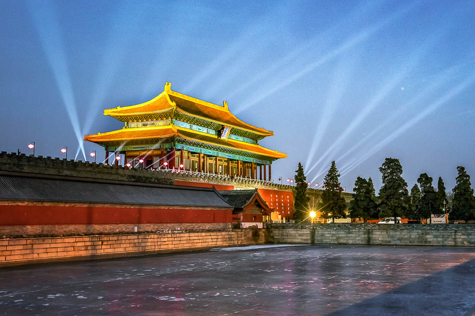 6006574084401407802019年2月18日，北京，故宫神武门清晨灯光绚烂。