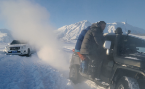 老车手闯新疆再遇雪地陷车，临近日落终于脱困