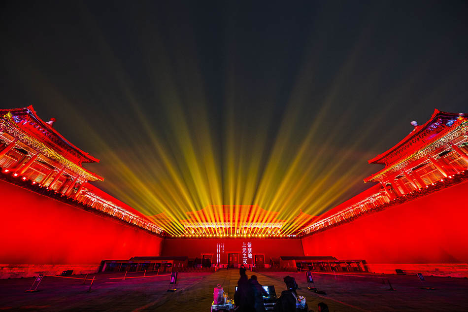01-VCG1111923747302019年2月18日，北京，故宫元宵节将上演大型灯光秀，为保证当日活动顺利举办，故宫提前一日进行了活动预演，炫彩灯光秀提前亮相，市民大饱眼福。