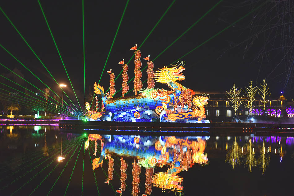 四川德阳VCG1111922804572019年2月18日，四川德阳，游人在什邡市雍湖公园新春灯会观灯。