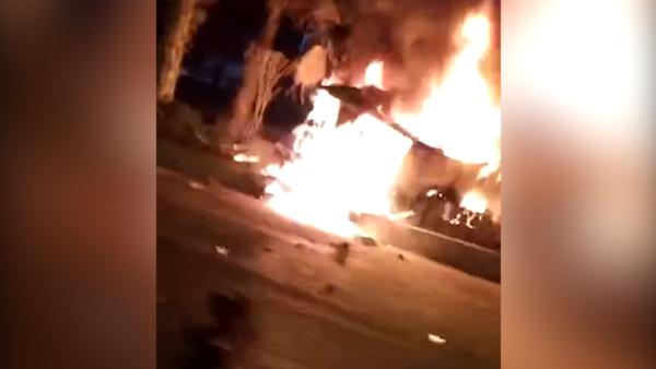 本田车突然撞隔离栏起火，车上5人身亡