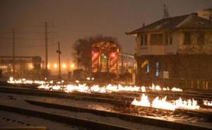 极寒天气席卷美国，芝加哥“放火”加热铁路轨道