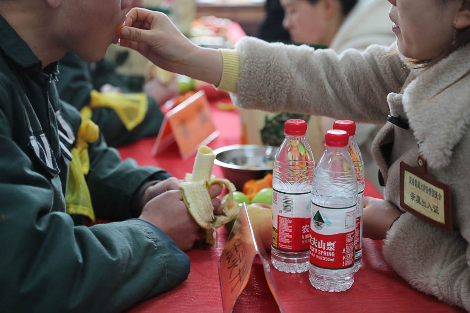 05-VCG1111924391122019年2月19日，浙江宁波，一位服刑人员尝到亲人送到嘴边的零食。