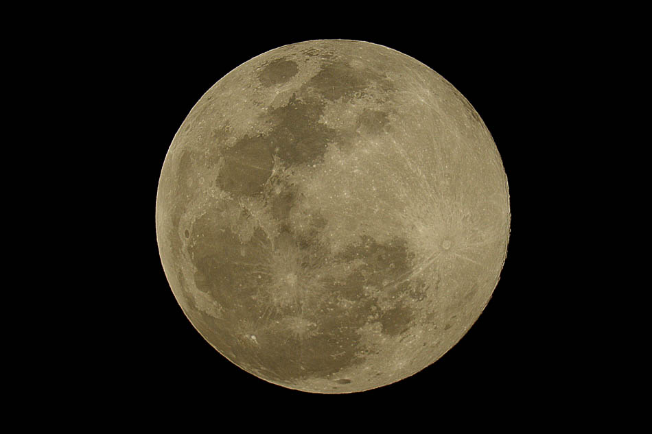 08-这是2月19日在云南昆明中国科学院云南天文台借助天文望远镜拍摄到的月亮。当日是元宵佳节，本年度第二场“超级月亮”，也是年度“最大最圆月”现身天宇。