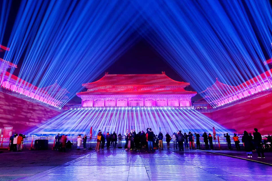 2019年2月19日，北京，故宫灯会夜景璀璨，流光溢彩。正月十五和正月十六，故宫博物院建院94年来首次举办“紫禁城上元之夜”灯会活动，观众可登城墙俯瞰整座紫禁城。