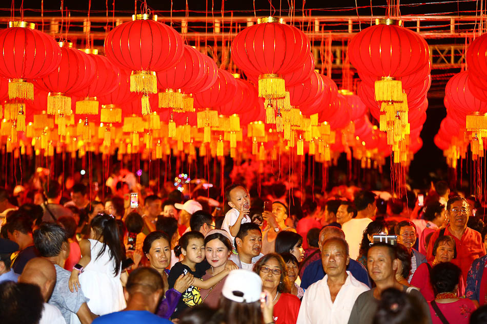 VCG1111924525512019年2月19日，市民游客在海南省三亚市海月广场沙滩上逛灯会。