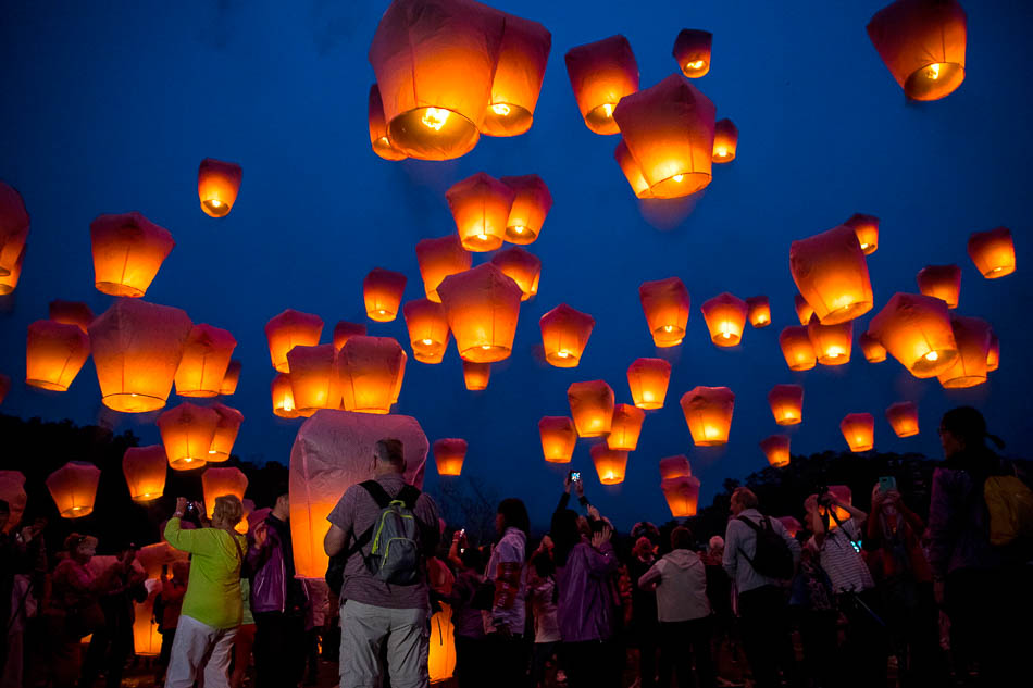 6015185665628569642019年2月19日，中国台湾。迈入第21届的“平溪天灯节”在平溪国中举行，今晚举办天灯施放晚会，主灯也将在今晚正式登场。