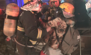 共用空气呼吸器，消防员浓烟中救出五人