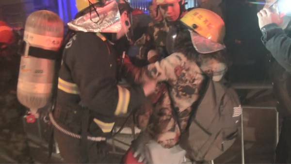 共用空气呼吸器，消防员浓烟中救出五人