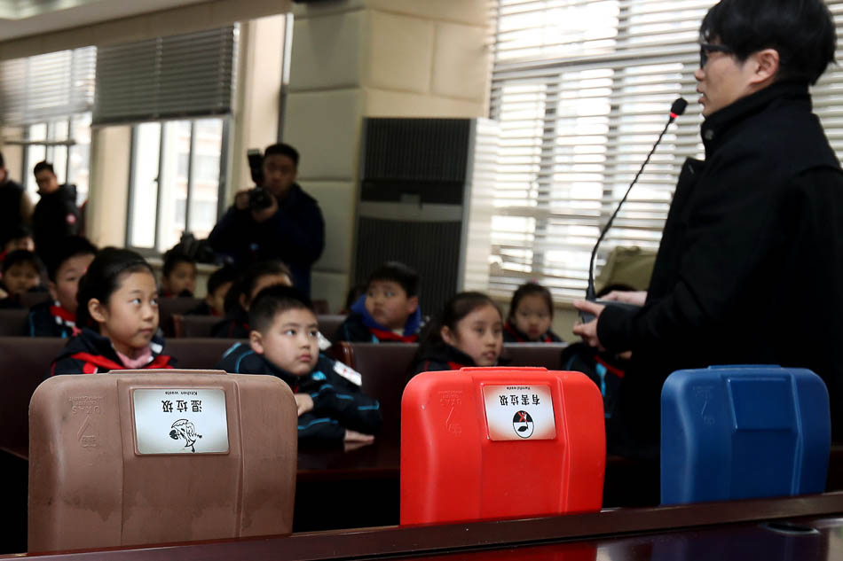 01-上海，2019年2月20日，开学第一天，2月20日，在上海市黄浦学校，学生在学习生活垃圾分类知识。当日，多地中小学迎来开学第一天，学校组织丰富多彩的主题活动，迎接新学期的到来。