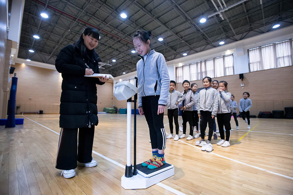 09-VCG1111932543592019年2月22日，刚开学，杭州长江实验小学的孩子们年后第一课就是——称体重。称重只是针对学校健美操队的学生。放假前，她就给队员们制订了一份在家锻炼计划，督促孩子们过