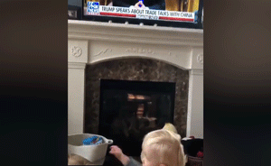 特朗普电视讲话，1岁孙子挥了挥手