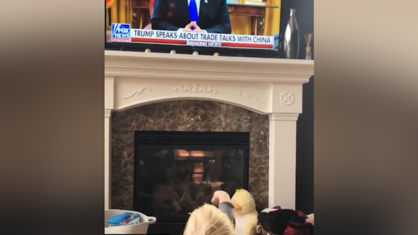 特朗普电视讲话，1岁孙子挥了挥手