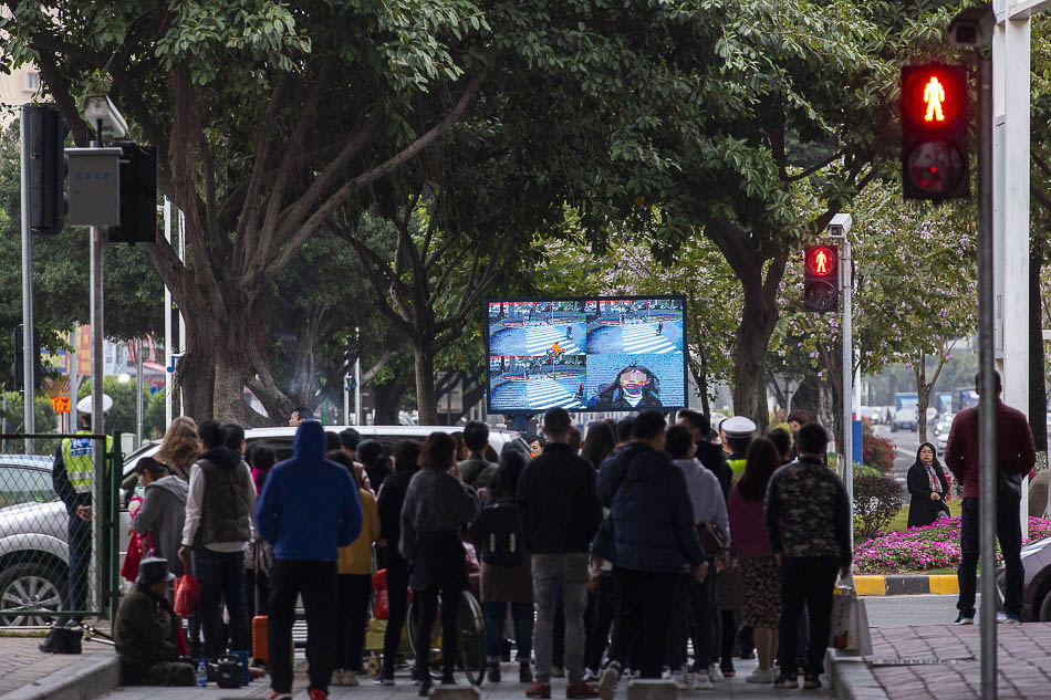 01-VCG1111936300142019年2月25日，广州，在番禺广场地铁站C出口与永旺梦乐城之间的过街人行道上设置了一个抓拍行人、非机动车闯红灯的电子设备，附近还竖着一块LED大屏幕，如果行人被抓拍到有闯