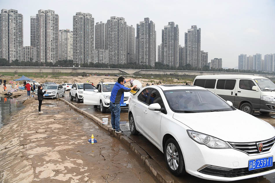 VCG1111934309422019年2月25日，重庆主城区迎来久违的春日暖阳，不少民众在长江边排队自助洗车。