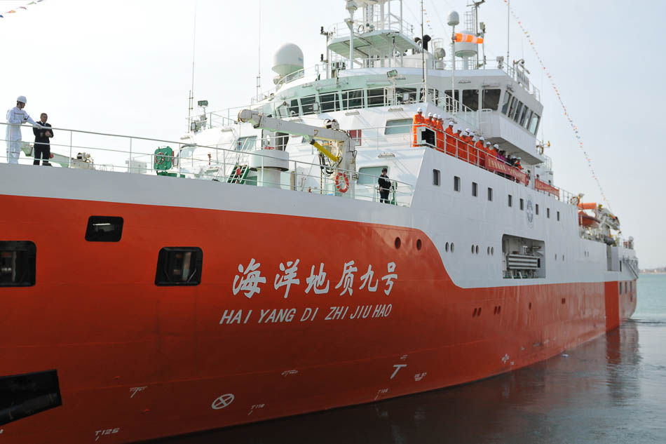 6064606823468237352019年2月25日，“海洋地质九号”科考船从青岛起航，赴我国东海、南海以及西太平洋等海域开展调查科考任务。