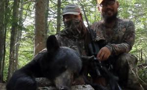 移民加拿大后，我去当了职业猎人，每年得杀50头熊