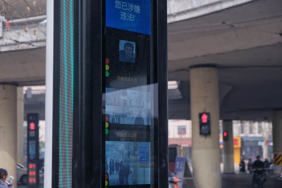 04-VCG1111927353442019年2月21日，河南郑州，具有人脸识别功能的红绿灯出现在街头。