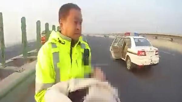 民警发现车停驶，打开门司机一头倒栽下来