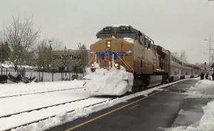 美国列车撞倒棵树，被困雪地36小时
