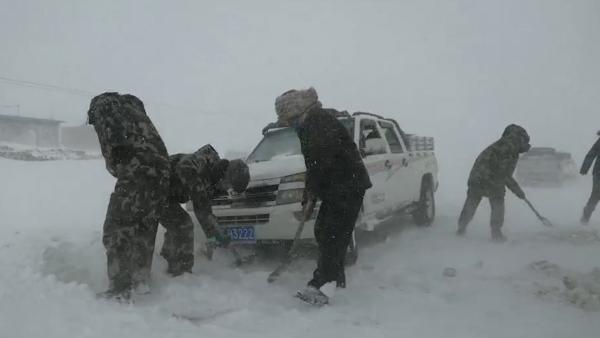 暴雪致新藏线交通中断，部分车辆被掩盖
