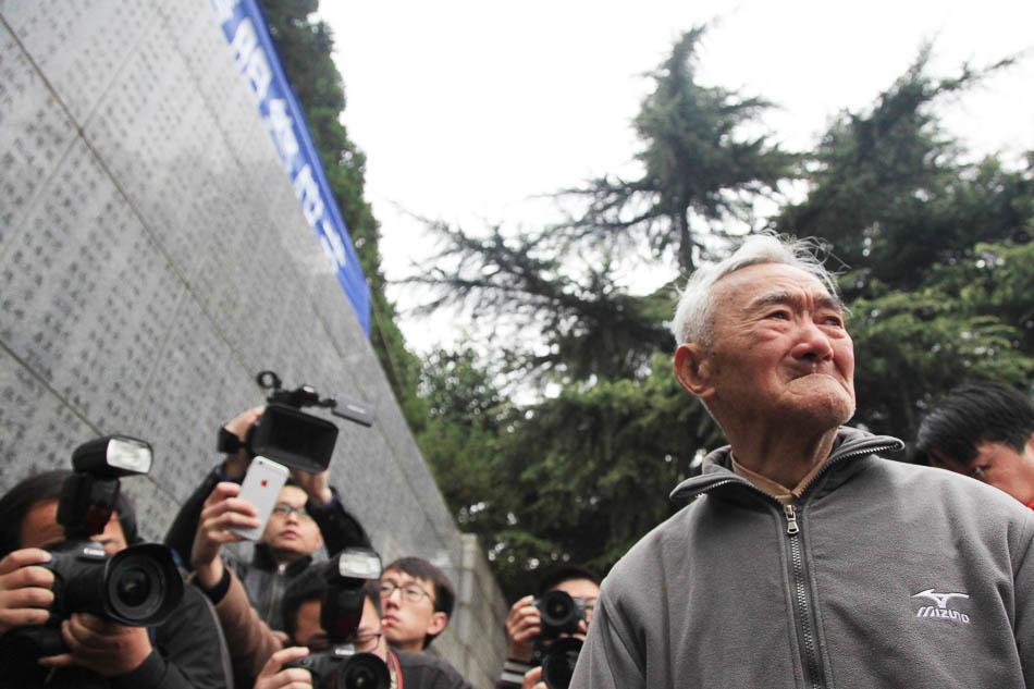 02-6080321163946886462015年4月5日，江苏省南京市，南京大屠杀死难者遗属2015年清明祭仪式上，南京大屠杀幸存者伍正禧老人泪流满面。