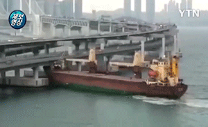 船长疑酒驾，俄罗斯货轮先撞游艇再撞桥