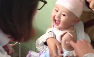 宝宝打预防针冲护士微笑萌化人心，网友：都冲你笑了咋还扎？