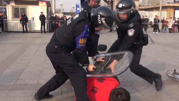北京铁警反恐演练：“歹徒”持刀劫持旅客