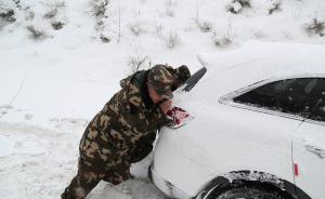 川藏线暴雪断路，武警驰援数千受困群众