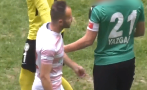 凶残！土耳其联赛球员带刀片出场伤人