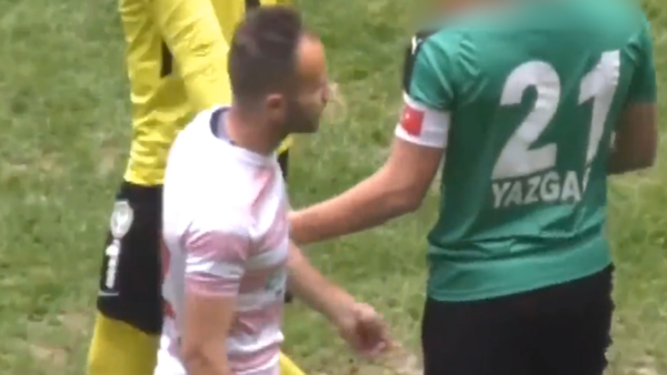 凶残！土耳其联赛球员带刀片出场伤人
