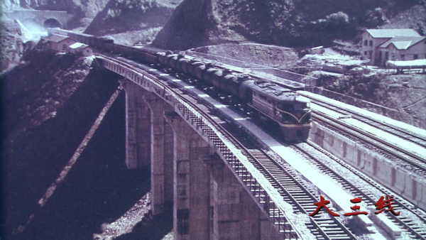 18万铁道兵决战成昆铁路，在悬崖峭壁上铺铁轨