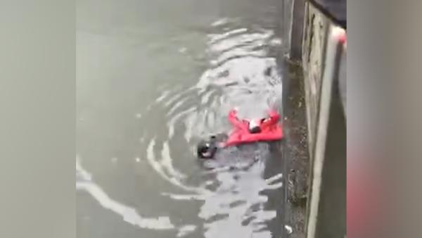 年轻小伙落入河中，羽绒服撑开救回一命