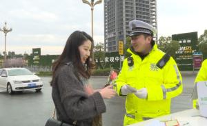 交警當街攔女司機？不為開罰單只為送花