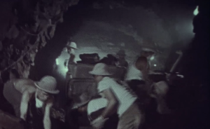 铁道兵挖隧道发现足球场大小溶洞，一夜涌出上万吨水