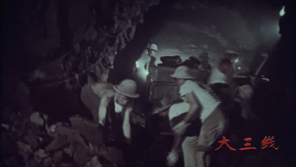铁道兵挖隧道发现足球场大小溶洞，一夜涌出上万吨水