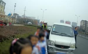 黑校車超載一倍多，警車變“學生專車”