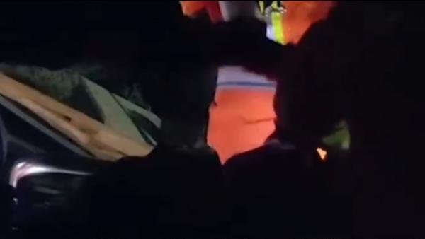 临汾滑坡现场，被救小女孩与消防员击掌
