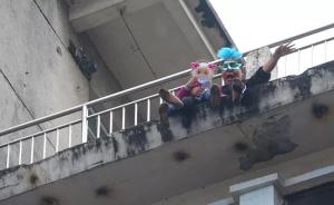 广西一女子头戴面具欲和6岁女儿跳楼，警方劝说后放弃