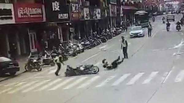 摩托骑手违章拒查，冲撞协警后重摔倒地
