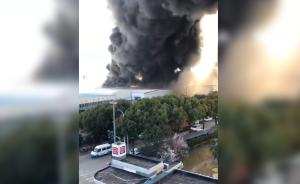 上海一企业爆炸引起火灾蔓延至另一企业，一人大面积烧伤