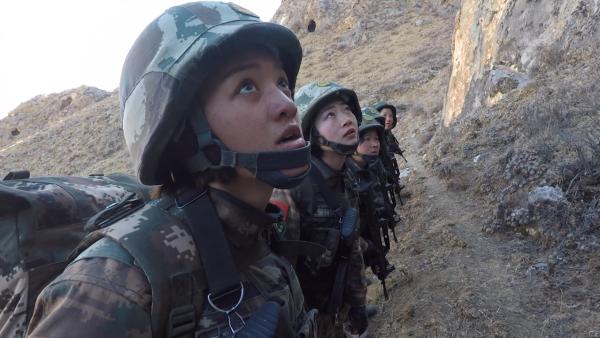 4500米高陌生地域，8名女特战兵翻山攀岩