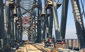 中俄首座跨界河铁路大桥顺利合龙，线路兼容中俄标准铁轨