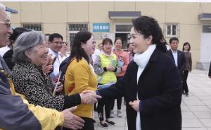 彭丽媛参加社区防治结核病日宣传活动，看望医务人员和志愿者